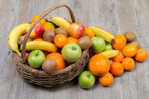 Корзина фруктов и овощей — стоковое фото