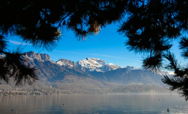 Meer van Annecy in Frankrijk in de herfst bij zonsondergang — Stockfoto