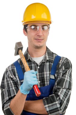 genç bir işçi bir çekiç ile