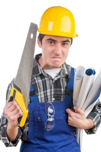 Joven trabajador con una sierra de mano está enojado — Foto de Stock