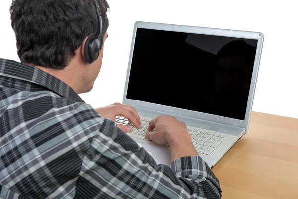 Jeune homme travaillant avec son ordinateur portable — Photo