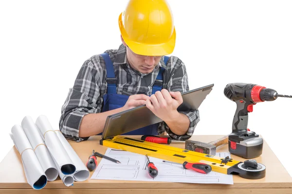 Un joven trabajador con una tableta en su oficina — Foto de Stock