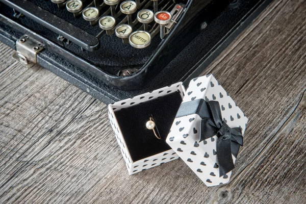 Gift and typewriter — Stock Photo, Image