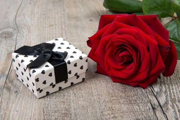 一朵玫瑰和一份情人节礼物 — 图库照片