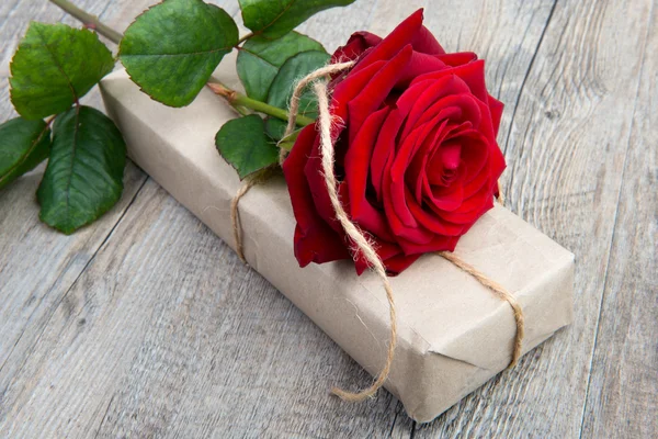 A rose and a gift for Valentine's Day — Stock Photo, Image