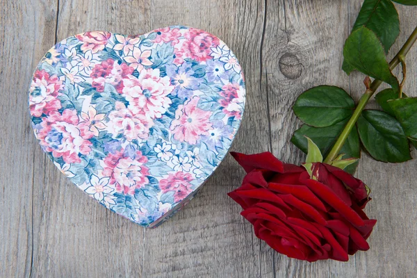 Una rosa y un regalo para el Día de San Valentín —  Fotos de Stock
