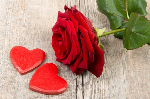 Herz und Rose zum Valentinstag — Stockfoto