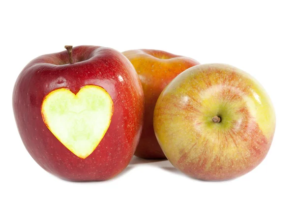 Rode appels met hart geïsoleerd op wit — Stockfoto