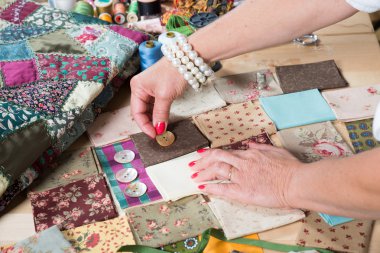 Kadının el dikiş patchwork yakın çekim