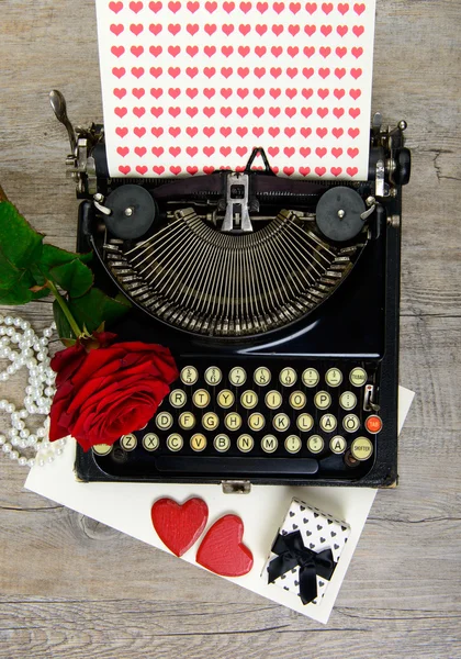 Máquina de escrever com corações e rosa — Fotografia de Stock