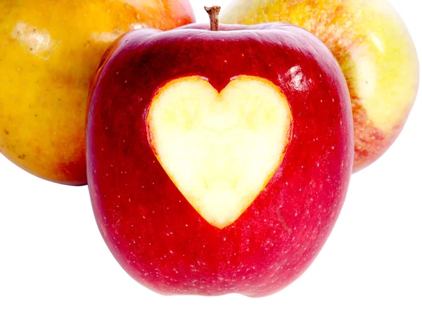 Rode appel met hart geïsoleerd op wit — Stockfoto