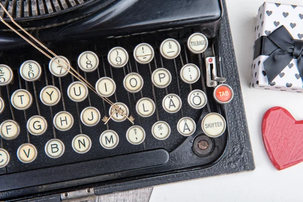 Stara maszyna do pisania z klejnotem na Walentynki — Zdjęcie stockowe