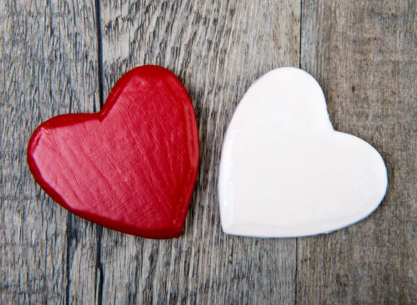 Twee kleine rode en witte harten voor dag van de Valentijnskaart — Stockfoto