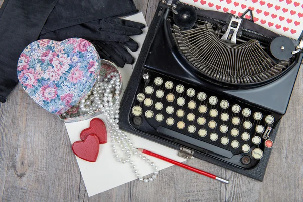 Regalo, corazones y máquina de escribir para el día de San Valentín — Foto de Stock