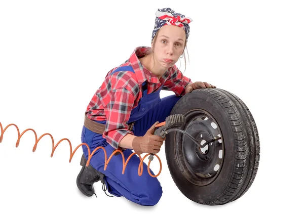 Vintage and young woman inflates a car tire — Stock Photo, Image