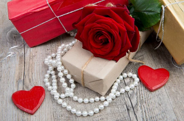 Rudá růže s malou jewel valentine den — Stock fotografie