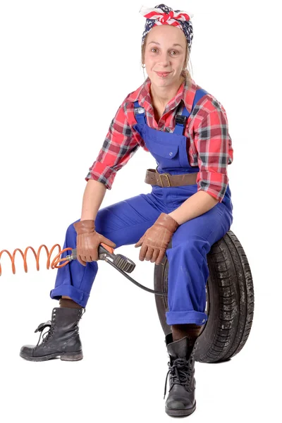 Vintage and young woman inflates a car tire — Stock Photo, Image