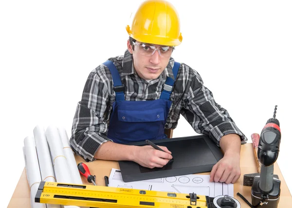 Un jeune travailleur avec une tablette dans son bureau — Photo