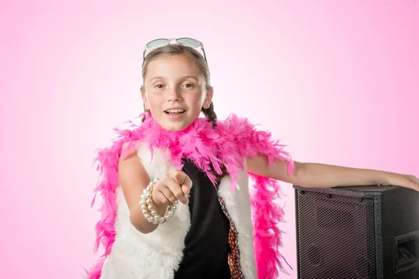 Een mooi klein meisje met een roze feather boa — Stockfoto