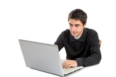 Genç adam laptopuyla çalışıyor.