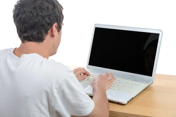 Junger Mann arbeitet mit seinem Laptop — Stockfoto