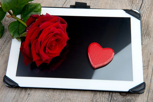 Tableta digital con una rosa para el día de San Valentín —  Fotos de Stock