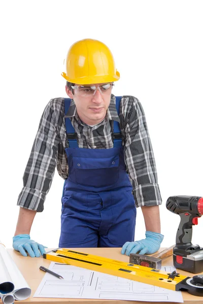 Jonge werknemer werkt aan zijn Bureau — Stockfoto