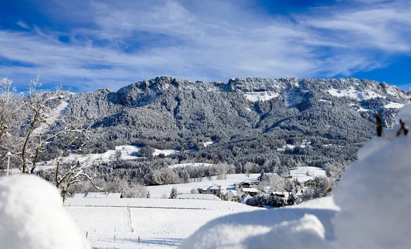 雪と冬の山の風景 — ストック写真