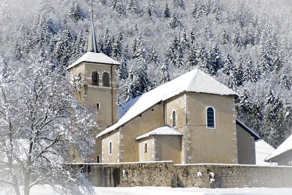 Vinterlandskap med en kyrka — Stockfoto