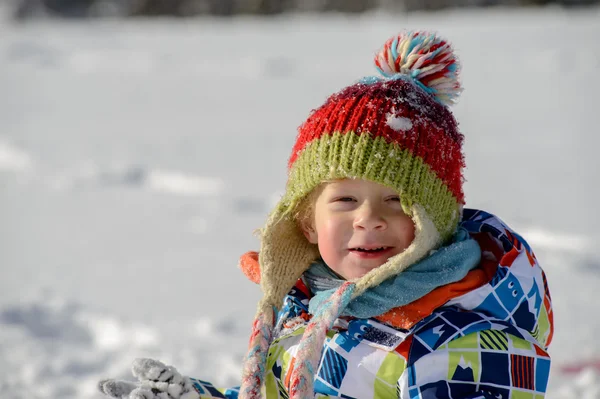 Маленька 3-річна дитина грає на снігу — стокове фото
