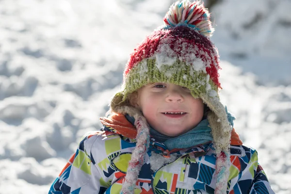 Pequena criança de 3 anos brincando na neve — Fotografia de Stock