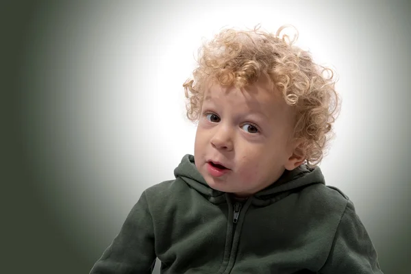 Retrato de un niño de 3 años con un abrigo verde — Foto de Stock