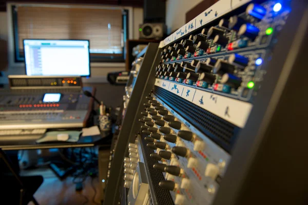 Plusieurs consoles de mixage dans un studio d'enregistrement — Photo