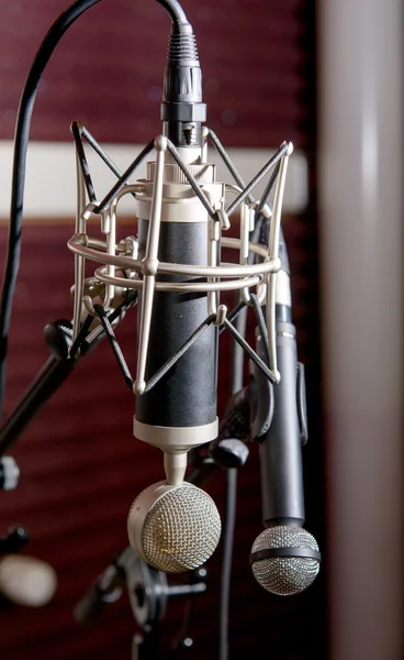 Microfones profissionais em um estúdio de gravação — Fotografia de Stock