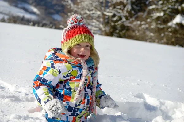 Lilla 3 åriga barn leker i snön — Stockfoto