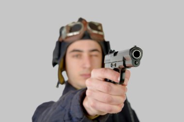 Tank sürücüsü Sovyet askeri tabanca ile ateş