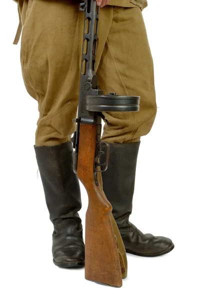 Sovjetiska kulsprutepistol vid foten av en soldat — Stockfoto