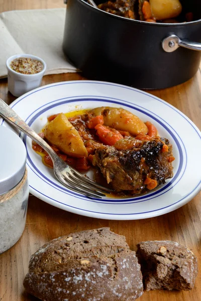 Блюдо с говяжьей морковью и картошкой — стоковое фото