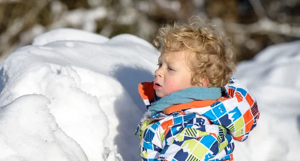 Pequena criança de 3 anos na neve — Fotografia de Stock