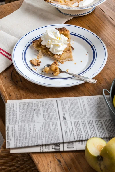 Teller mit einem Stück Kuchen mit Äpfeln — Stockfoto