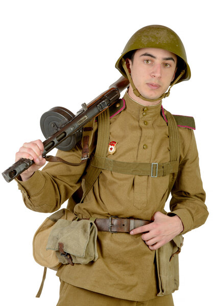 молодой советский солдат с пулеметом
