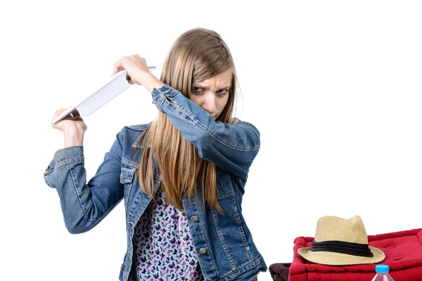 Adolescente enojado con una tableta — Foto de Stock