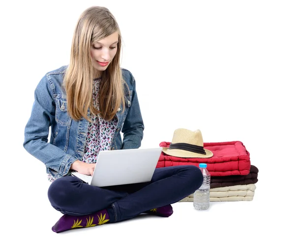 Tienermeisje gezeten met een laptop — Stockfoto