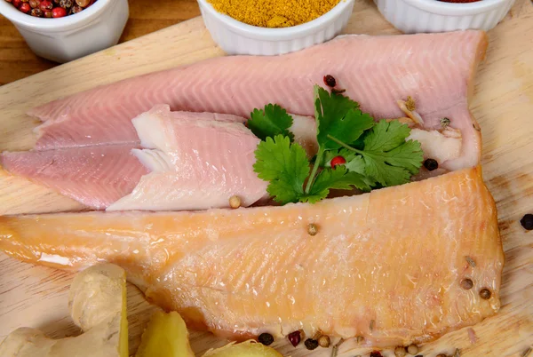 Filetes de peixe em uma tábua de madeira — Fotografia de Stock