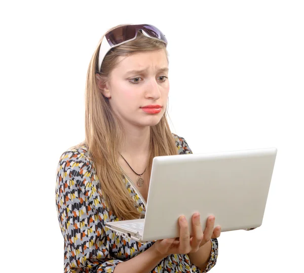 Teenager-Mädchen mit Laptop — Stockfoto