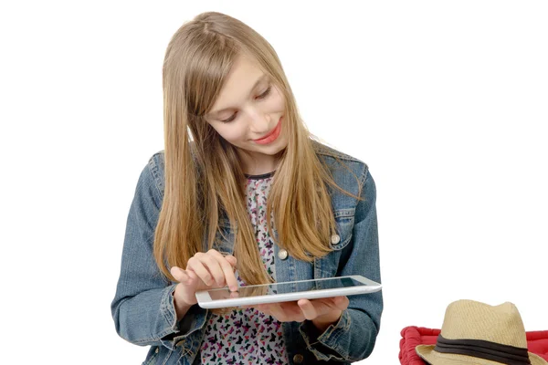 Adolescente avec une tablette numérique — Photo