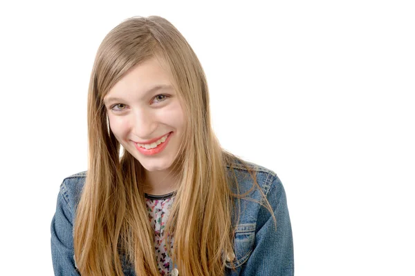 Retrato de una adolescente sonriente — Foto de Stock