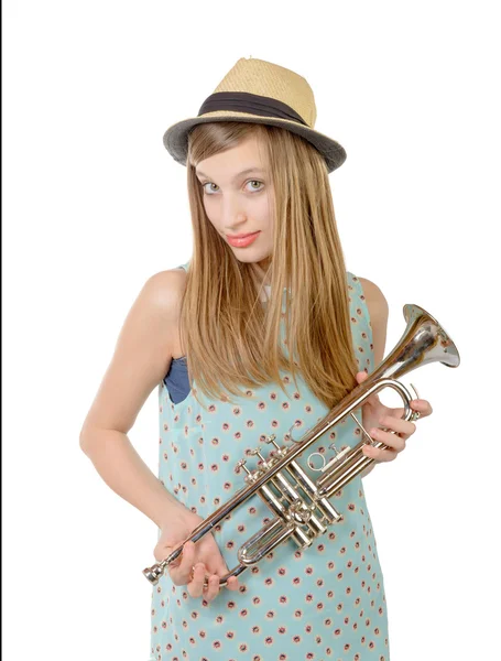 Une adolescente avec une trompette et un chapeau — Photo