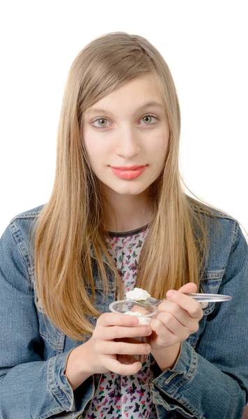 Una adolescente come un yogur de chocolate —  Fotos de Stock