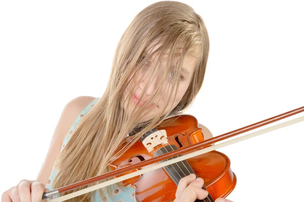 Dospívající dívka s dlouhými vlasy hraje housle — Stock fotografie